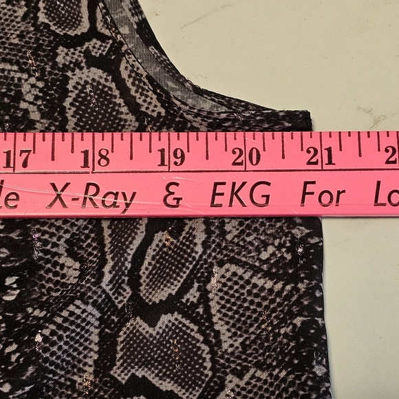 Tahari Rosalyn Gray Sleeveless Blouse Snake Print Velvet Trim Women's Large - Picture 10 of 13